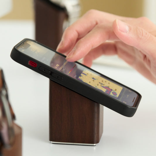 木の温かみに、デスクも心もととのう「スマホ置き」|M.SCOOP