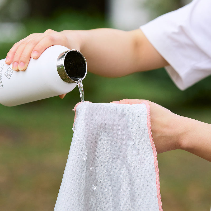 暑さが気になってきたら、水で濡らして軽く絞り、パタパタと振るだけ。ひんやり感がよみがえります。｜吸水＋ひんやり感、1枚2役の「 ハイブリッドタオル 」Cool スポーツタイプ｜ ー℃