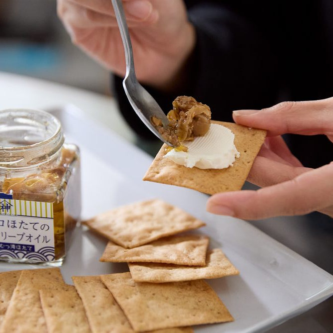 どちらも、そのままつまむだけで、お酒がスルスル。食欲もマシマシ。｜「ゴロゴロほたての食べるオリーブオイル」「ゴロゴロほたての食べるラー油」の2種セット｜山神