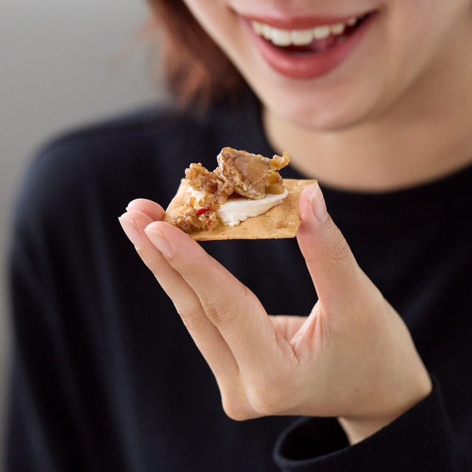 まずは、ゴロゴロ入ったほたてをそのままひと口。｜「ゴロゴロほたての食べるオリーブオイル」「ゴロゴロほたての食べるラー油」の2種セット｜山神