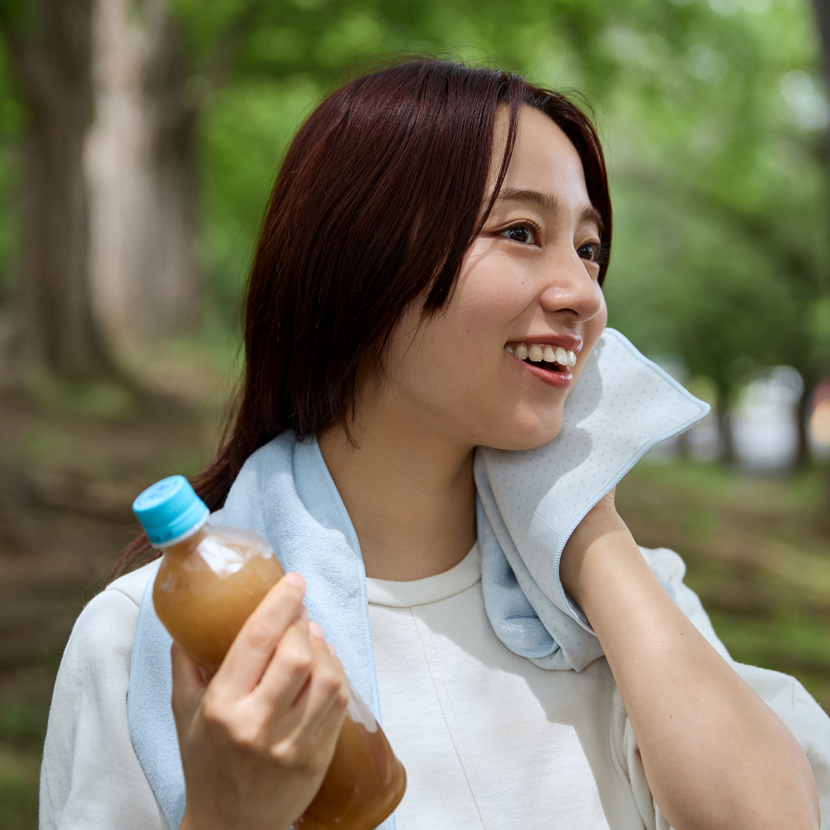 広報・玉木さんのおすすめは、凍らせたペットボトルを包んで持ち歩く使い方。｜吸水＋ひんやり感、1枚2役の「 ハイブリッドタオル 」Cool スポーツタイプ｜ ー℃