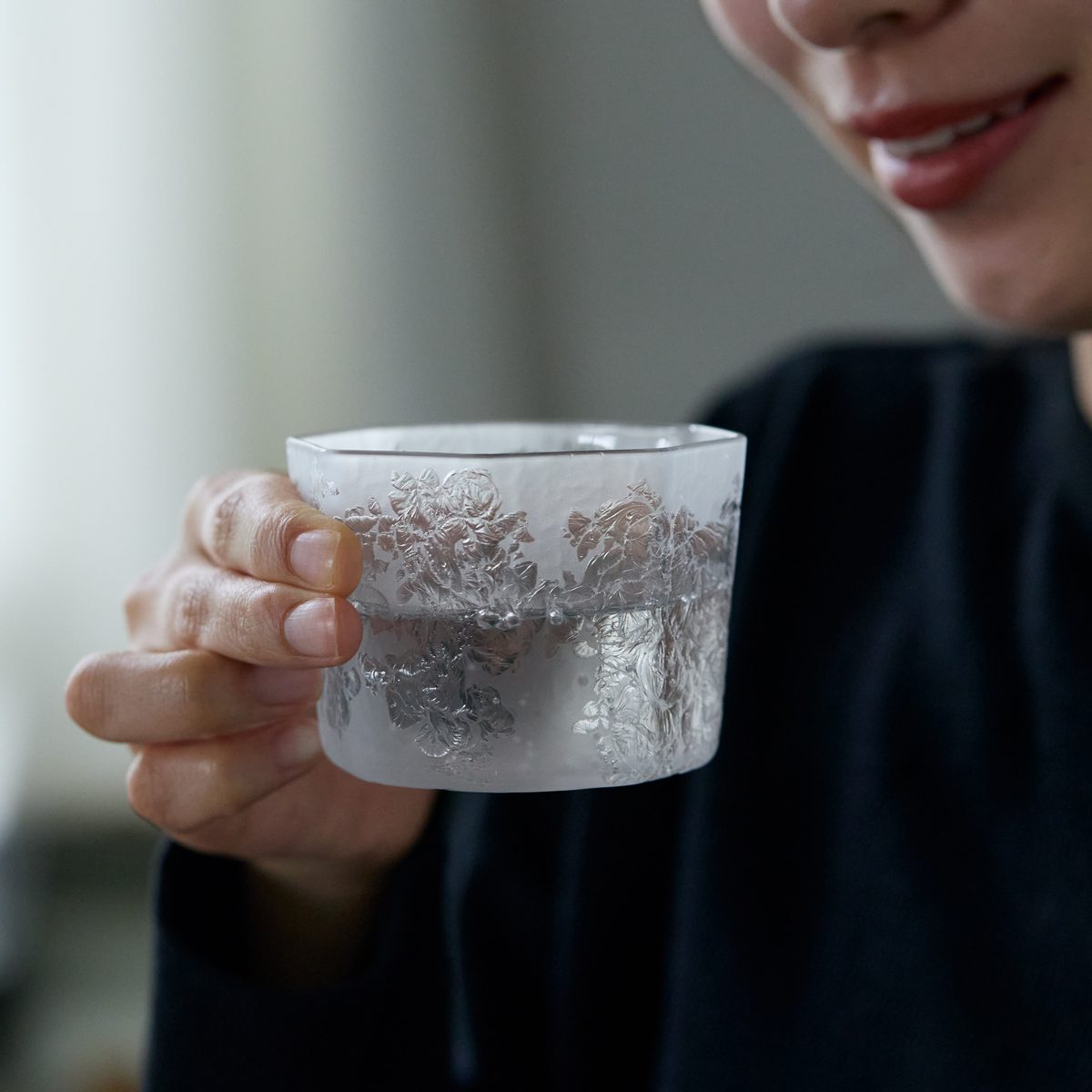「結霜ガラス」は、大正時代〜昭和初期の、窓ガラスや食器棚などに用いられていた日本伝統技法。｜伝統技術を甦らせた「日本酒・焼酎グラス」ペアセット｜結霜月華