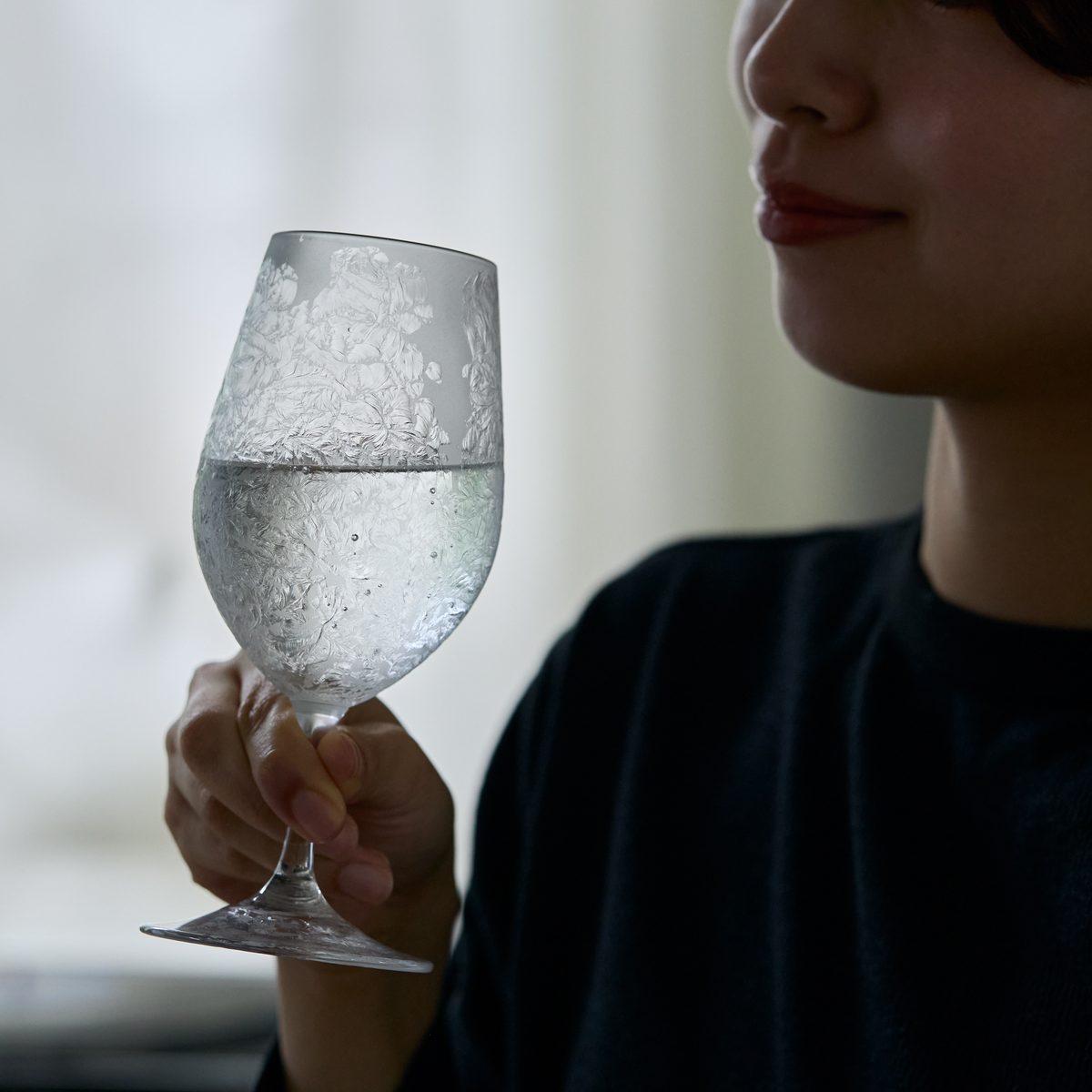 １日の終わり、何者でもない自分自身に還るひととき、世界にひとつだけの“消えない霜の華”を見つめながら、ゆるりグラスを傾けませんか？｜伝統技術を甦らせた「ワイングラス・シャンパングラス」ペアセット｜結霜月華