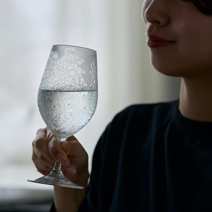 １日の終わり、何者でもない自分自身に還るひととき、世界にひとつだけの“消えない霜の華”を見つめながら、ゆるりグラスを傾けませんか？｜伝統技術を甦らせた「ワイングラス・シャンパングラス」ペアセット｜結霜月華