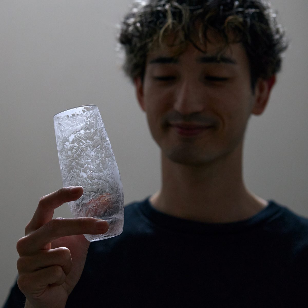 ぐっと目を近づけたり、光にかざして見たり、くるっと回してみたり……、いつまでも眺めていたくなる、そんなグラスにはじめて出会いました。｜伝統技術を甦らせた「ワイングラス・シャンパングラス」ペアセット｜結霜月華