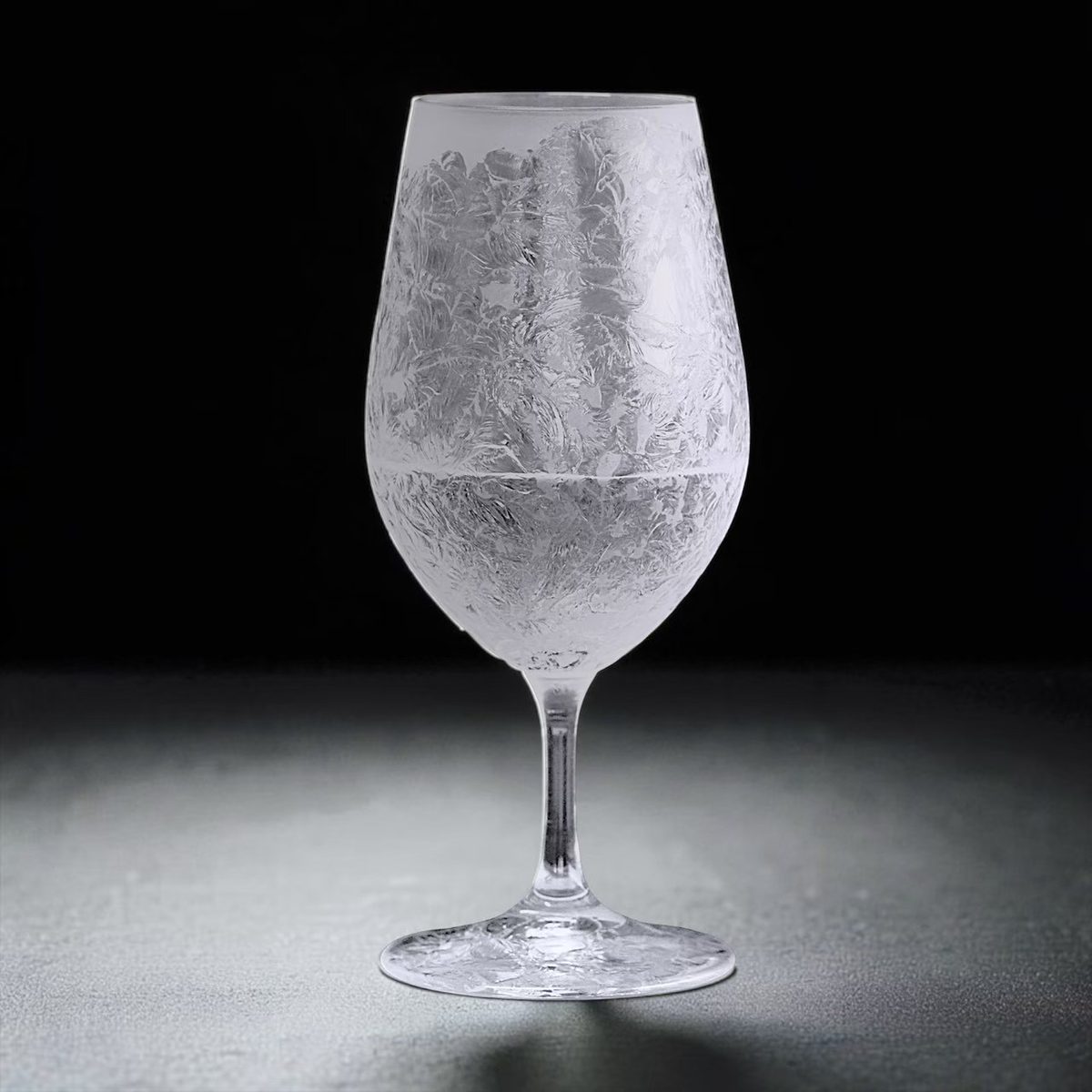 氷の結晶を閉じ込めたような、幻想的な表情のワイングラス「雅」（容量330ml）。｜伝統技術を甦らせた「ワイングラス・シャンパングラス」ペアセット｜結霜月華