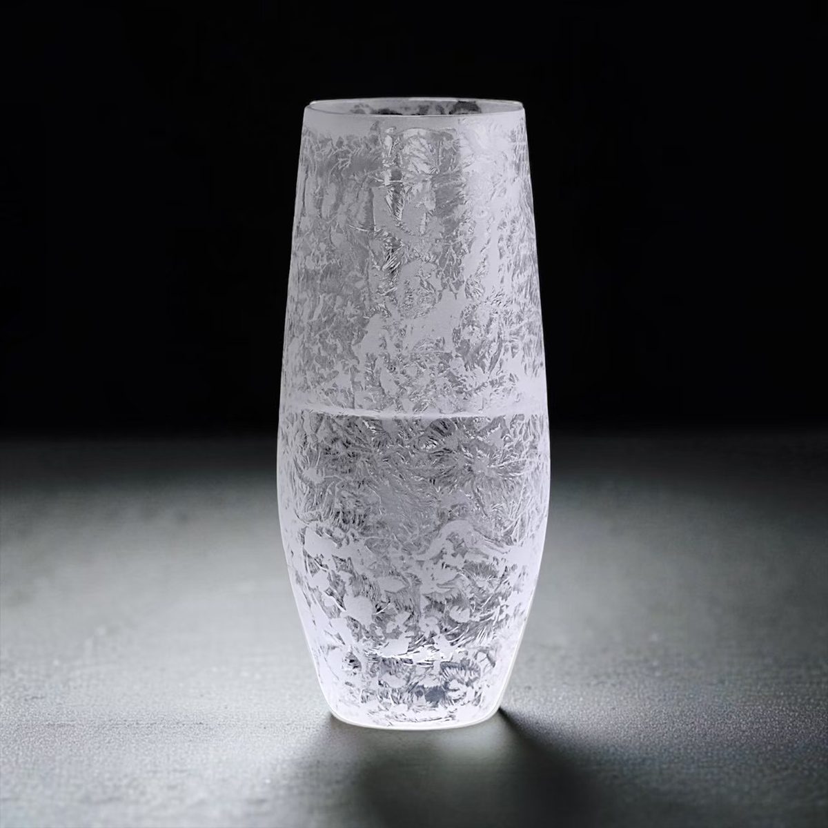 一般的なフルート型とはひと味違うたたずまいのシャンパングラス「麗」（295ml）。｜伝統技術を甦らせた「ワイングラス・シャンパングラス」ペアセット｜結霜月華