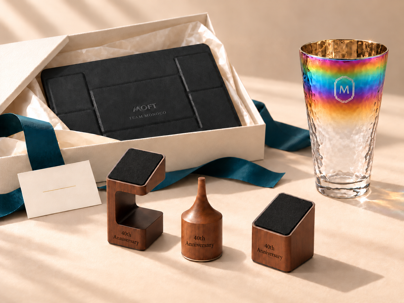 「40th Anniversary」と名入れした記念品と、ロゴ入りのグラス