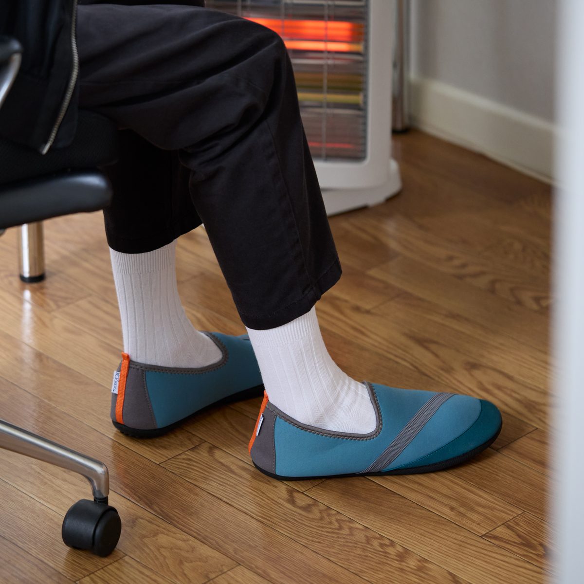 聞けば、「KOZIKICKS」を取り扱う代理店では、これをオフィス履きにしているスタッフが多いそう。｜ボアであったか、丸洗いOKの「携帯シューズ」｜KOZIKICKS