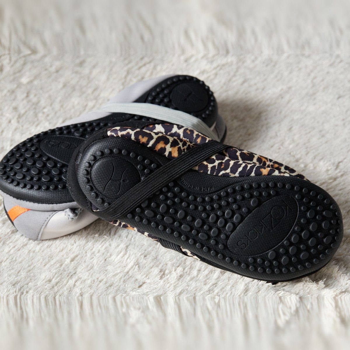 柔らかなつくりで、コンパクトに折りたためるのも『KOZIKICKS』のいいところ。｜ボアであったか、丸洗いOKの「携帯シューズ」｜KOZIKICKS
