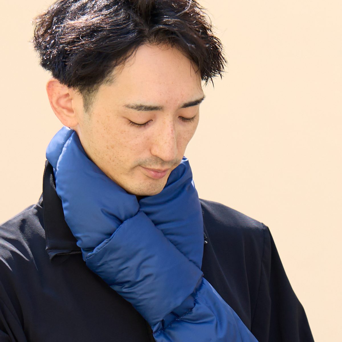 寒さ防止には、「首・手首・足首の三首を温めるといい」とよく言われますが、理由は、皮膚近くに太い血管が通っていて、外気の影響を受けやすい場所だから。｜軽い・かさばらない・洗える、「ダウンのネックウォーマー」｜LinkDown