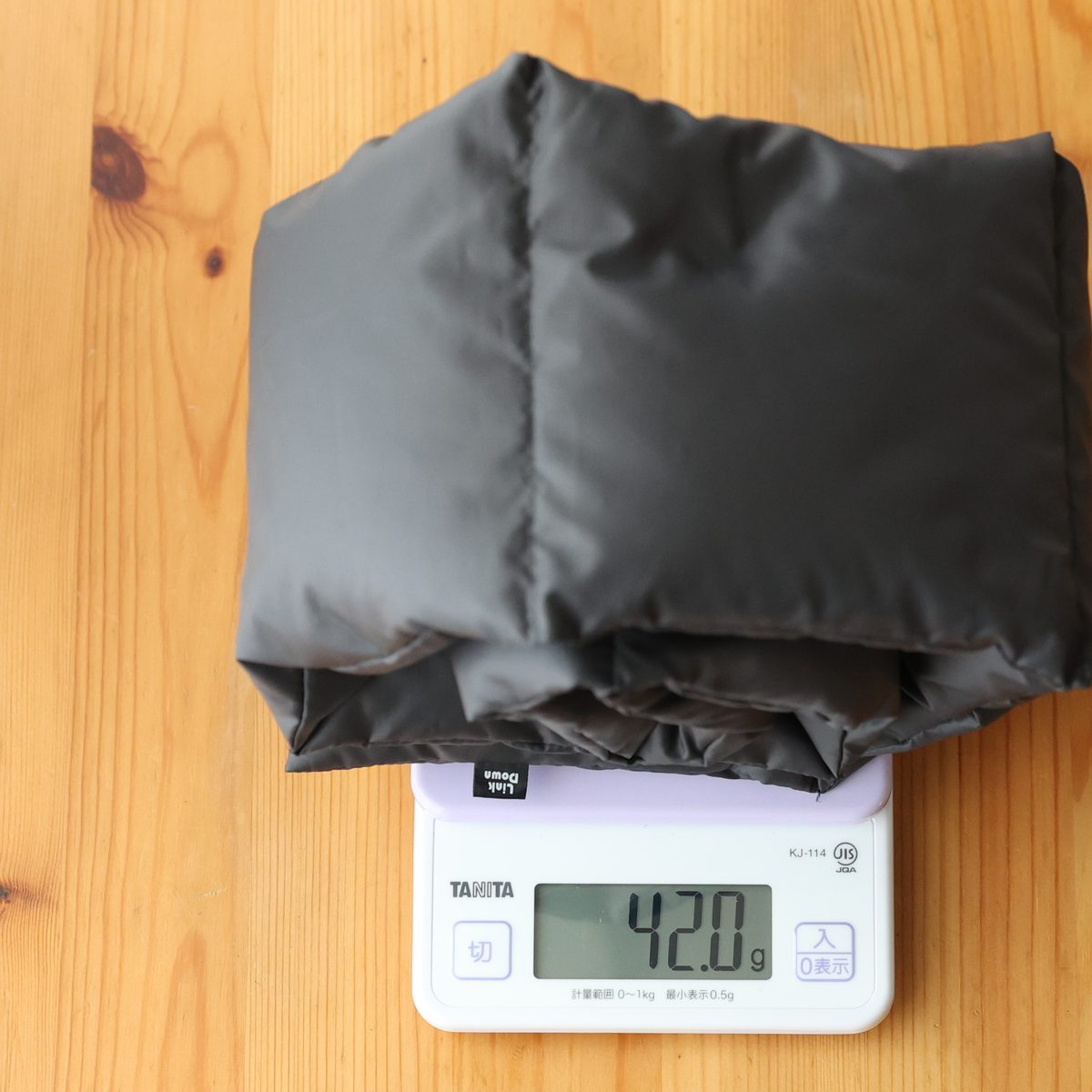 クルクル丸めて輪っか部分を裏返すと、10×13cmほどの小ささに。バッグの中でもかさばらないから、持ち歩きもラクラクです。｜LinkDown