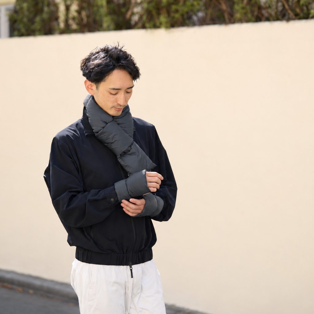 普通のマフラーのように結ぶ必要がなく、首にかけたら片方の輪っかにもう片方を通すだけ。首元に柔らかくフィットし、ズレることがほぼないので、外出時だけでなく家事や在宅ワーク時に着けてもじゃまになりません。｜軽い・かさばらない・洗える、「三首ダウンウォーマー」3点セット｜LinkDown