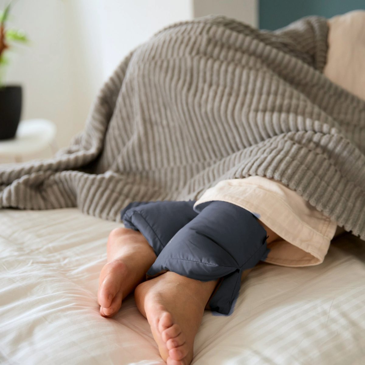 ペットの散歩やスポーツ観戦、家の中、睡眠時、お風呂に入る時以外はずっと着けていたくなるアイテム。暖房コストの節約にも一役買います。｜軽い・かさばらない・洗える、「三首ダウンウォーマー」3点セット｜LinkDown