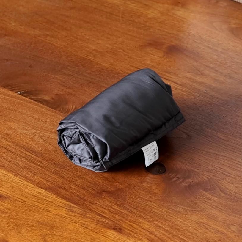 クルクル丸めて輪っか部分を裏返すと、10×13cmほどの小ささに。バッグの中でもかさばらないから、持ち歩きもラクラクです。｜LinkDown