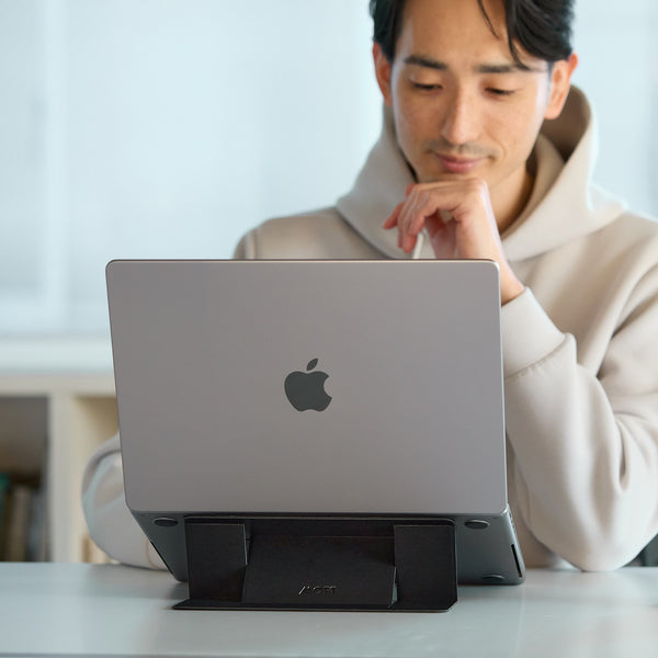 目線が上がり姿勢がラクになる「PCスタンド」粘着タイプ｜MOFT