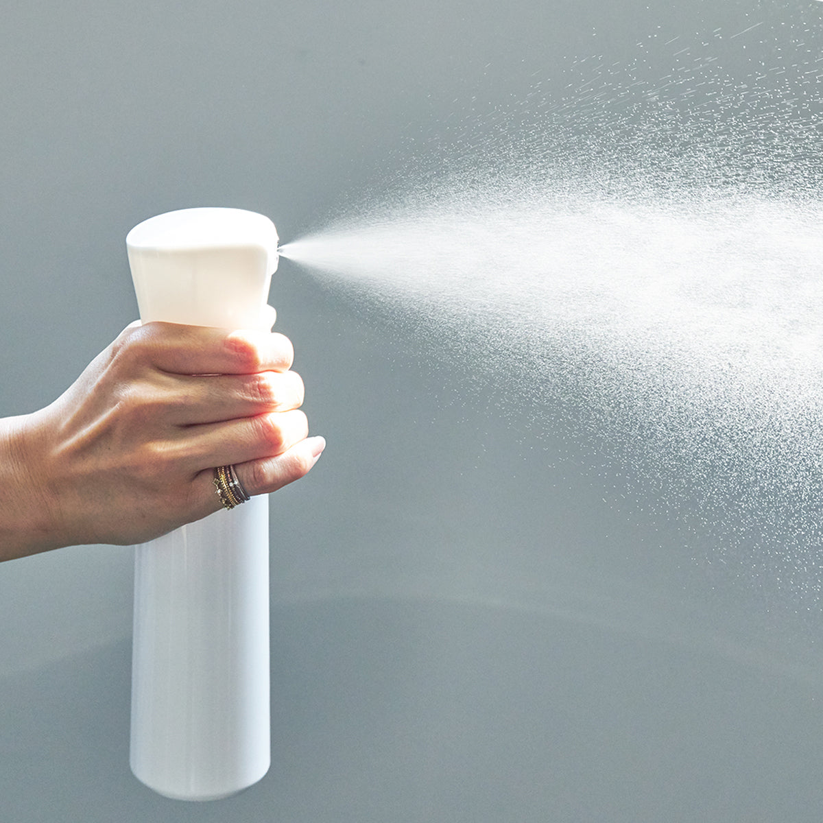 ひと吹きで、365日続く「抗菌ルーム」へ
