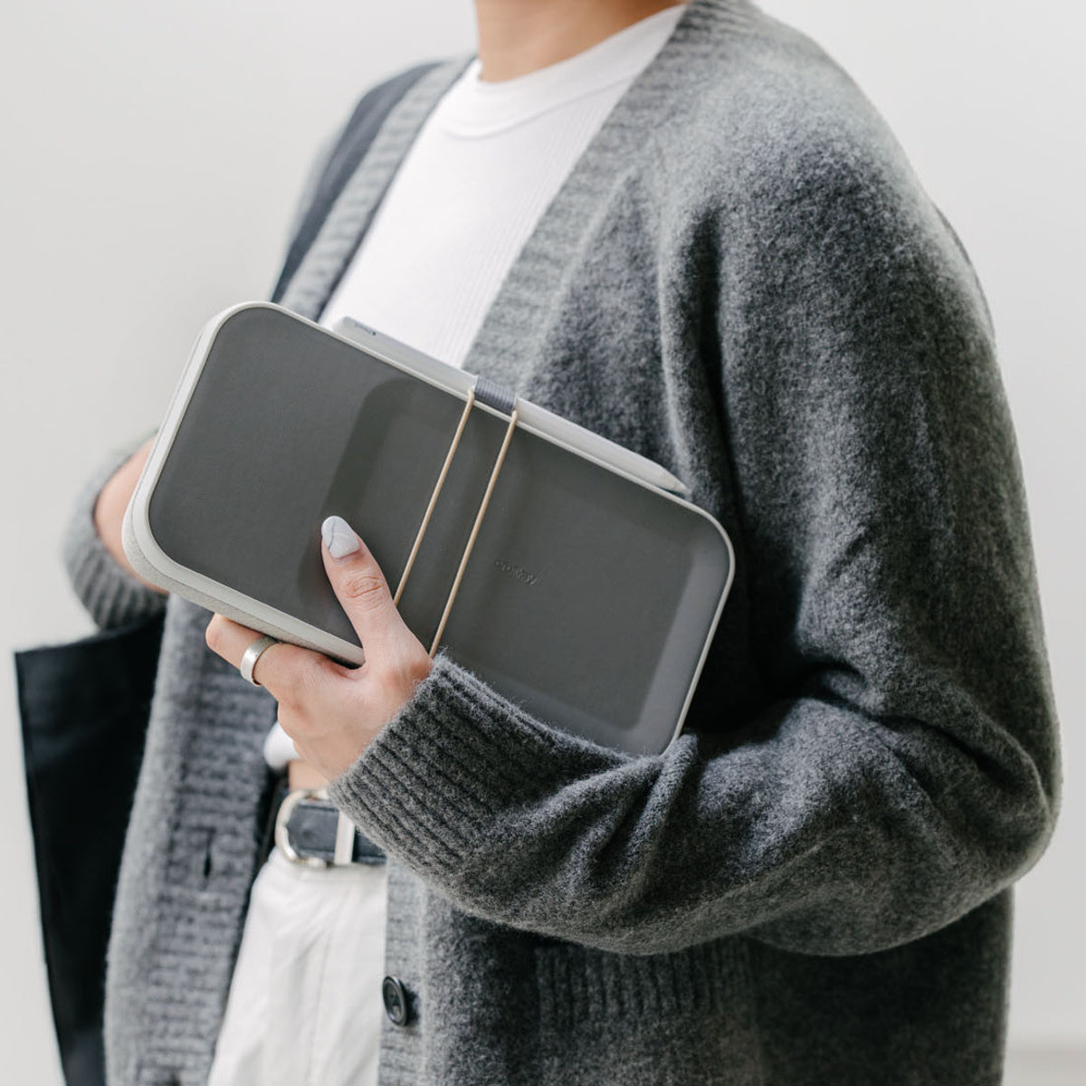 仕事道具を“好みの配置”で収納、ワイヤレス充電台つきの「ガジェット