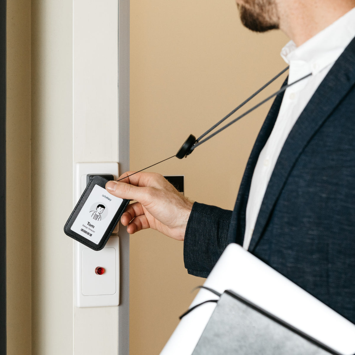 独自のワイヤーリールの「本革 IDカードホルダー」｜Orbitkey