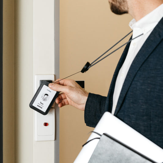 独自のワイヤーリールの「本革 IDカードホルダー」｜Orbitkey