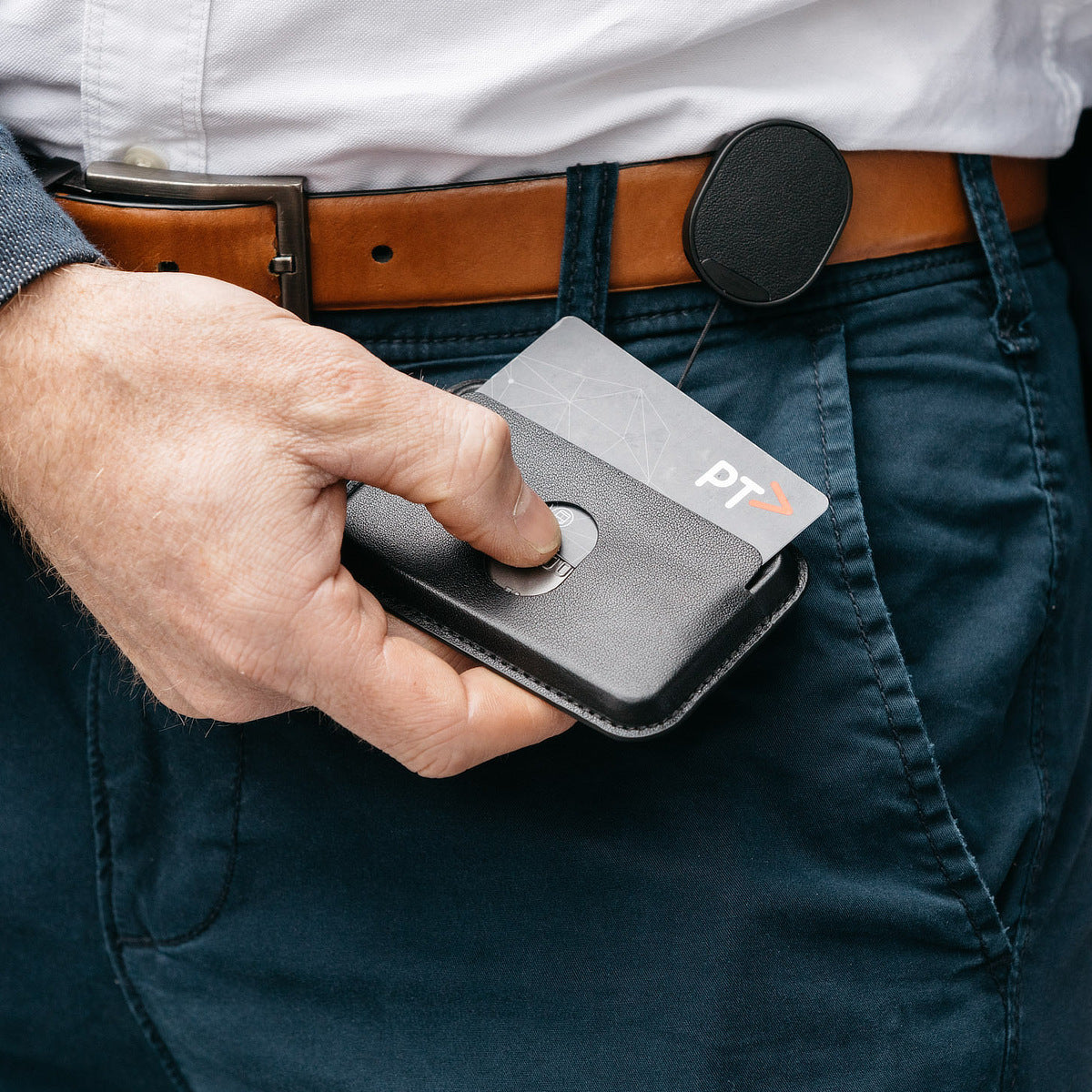 独自のワイヤーリールの「本革 IDカードホルダー」｜Orbitkey