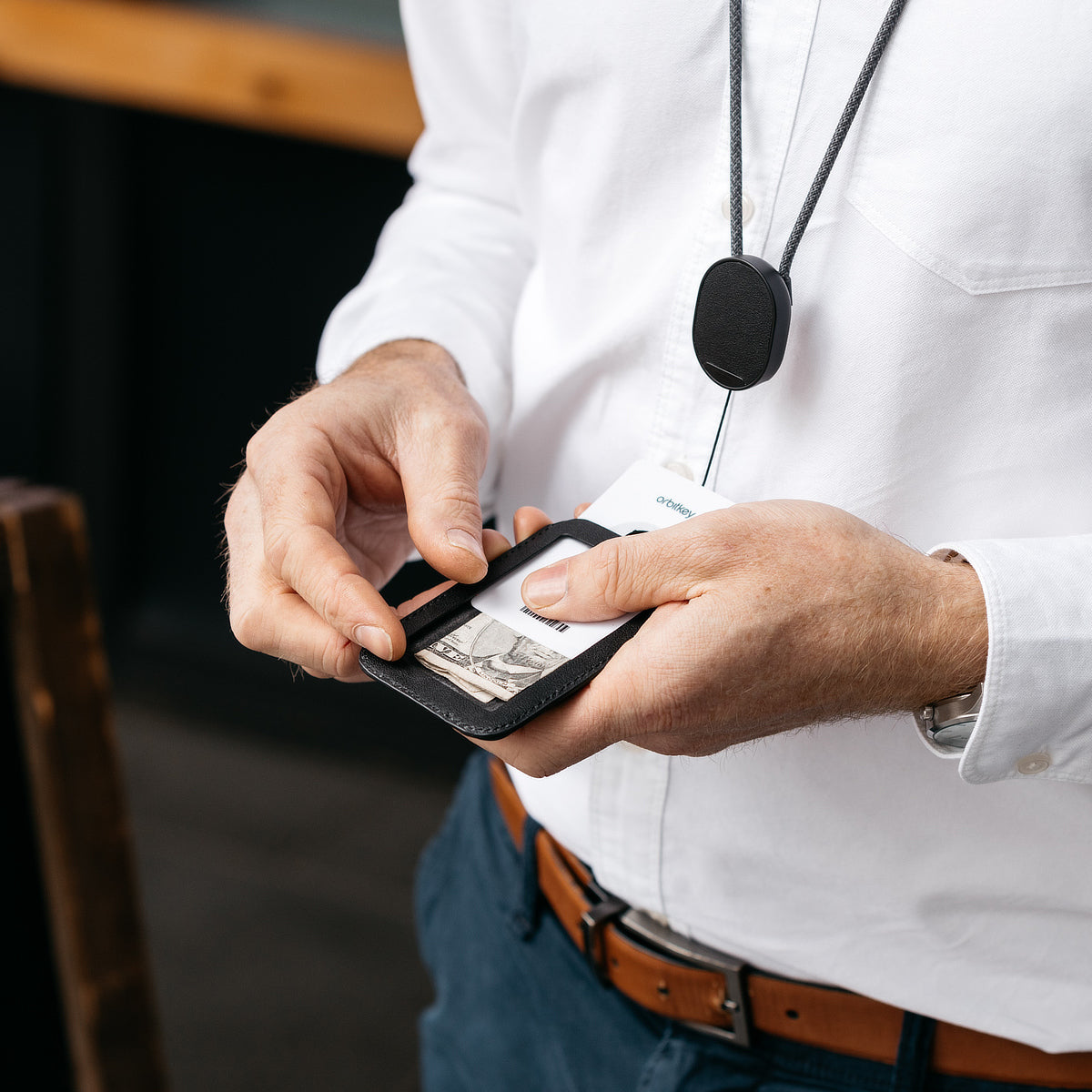 独自のワイヤーリールの「本革 IDカードホルダー」｜Orbitkey – MONOCO