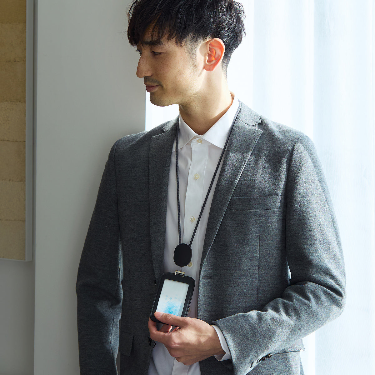 独自のワイヤーリールの「本革 IDカードホルダー」｜Orbitkey
