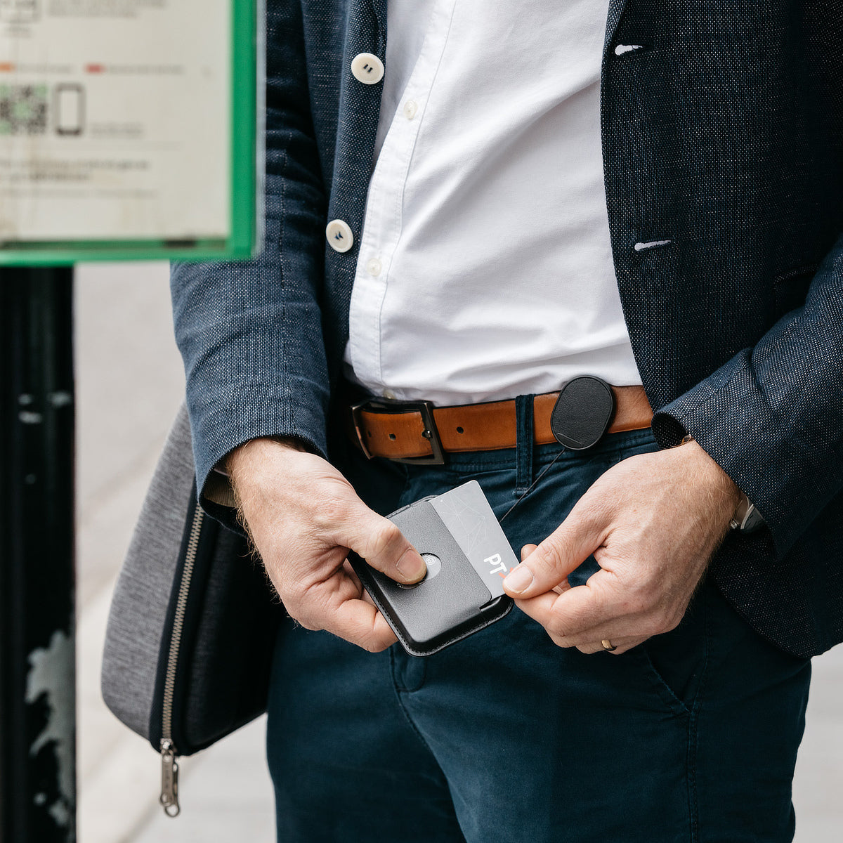 独自のワイヤーリールの「本革 IDカードホルダー」｜Orbitkey