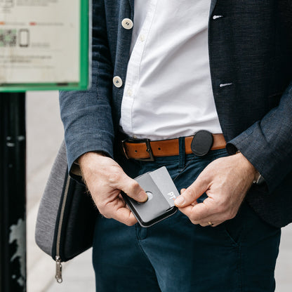 独自のワイヤーリールの「本革 IDカードホルダー」｜Orbitkey