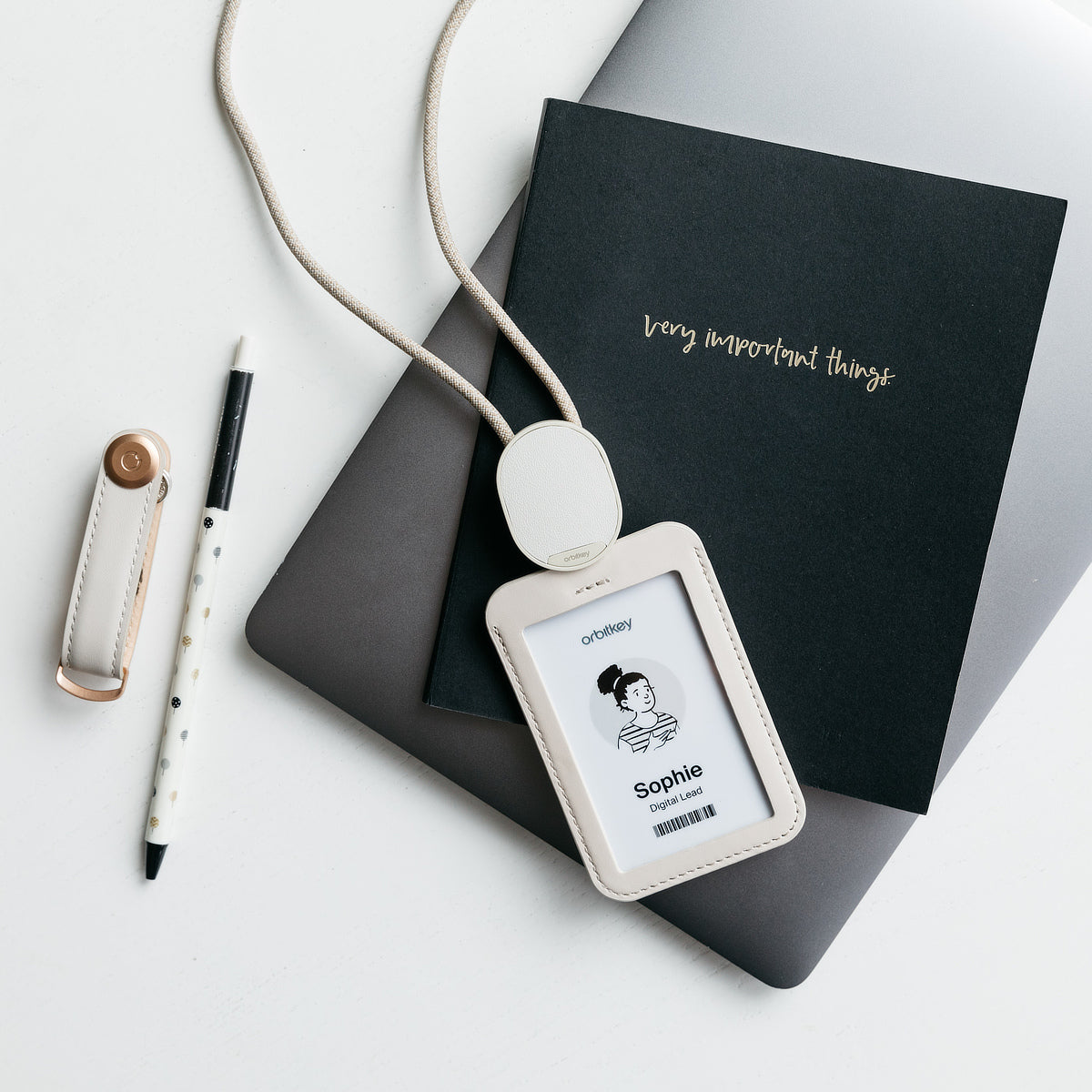 独自のワイヤーリールの「本革 IDカードホルダー」｜Orbitkey