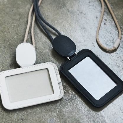 独自のワイヤーリールの「本革 IDカードホルダー」｜Orbitkey