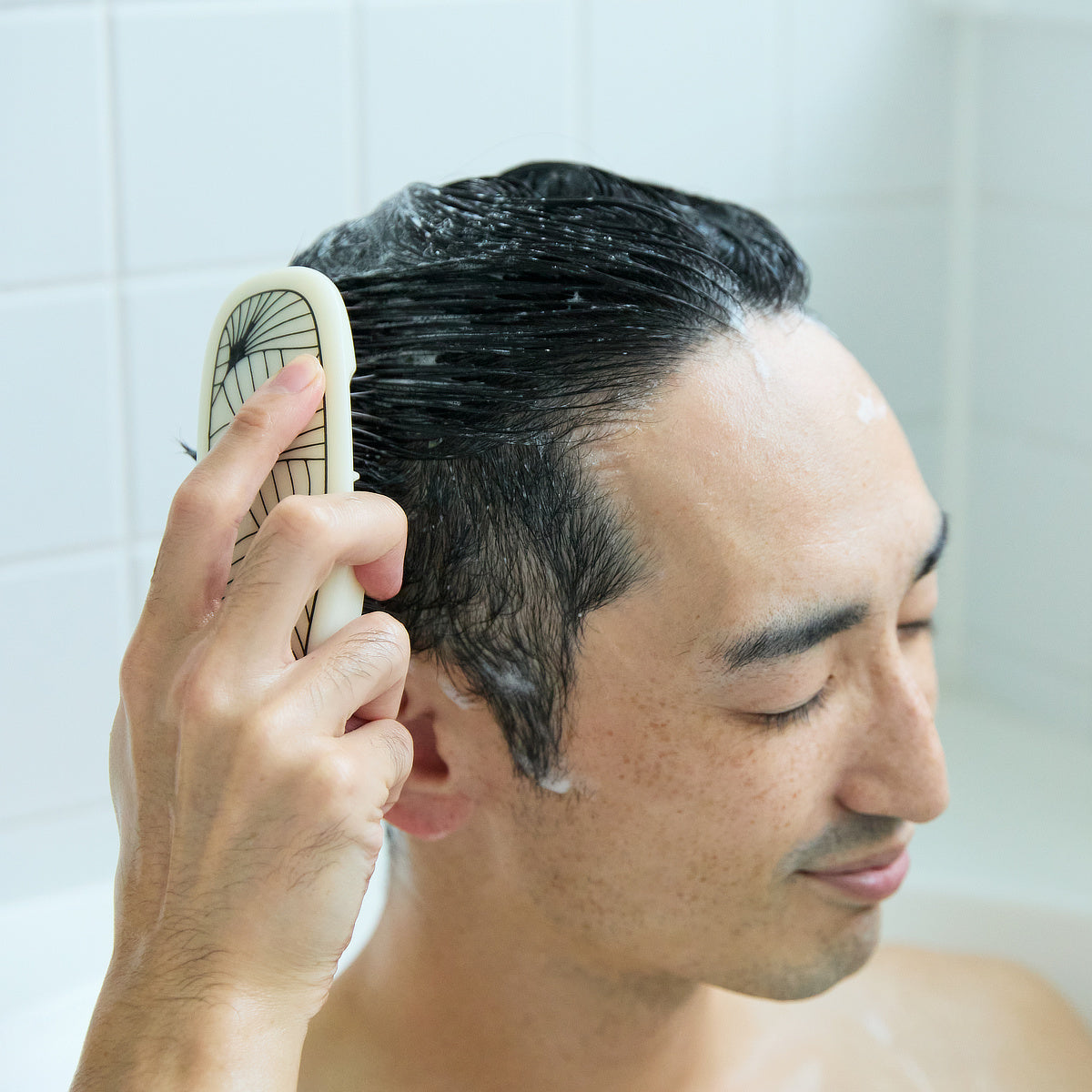 男性諸君、まだ髪を手で洗っているのかい？