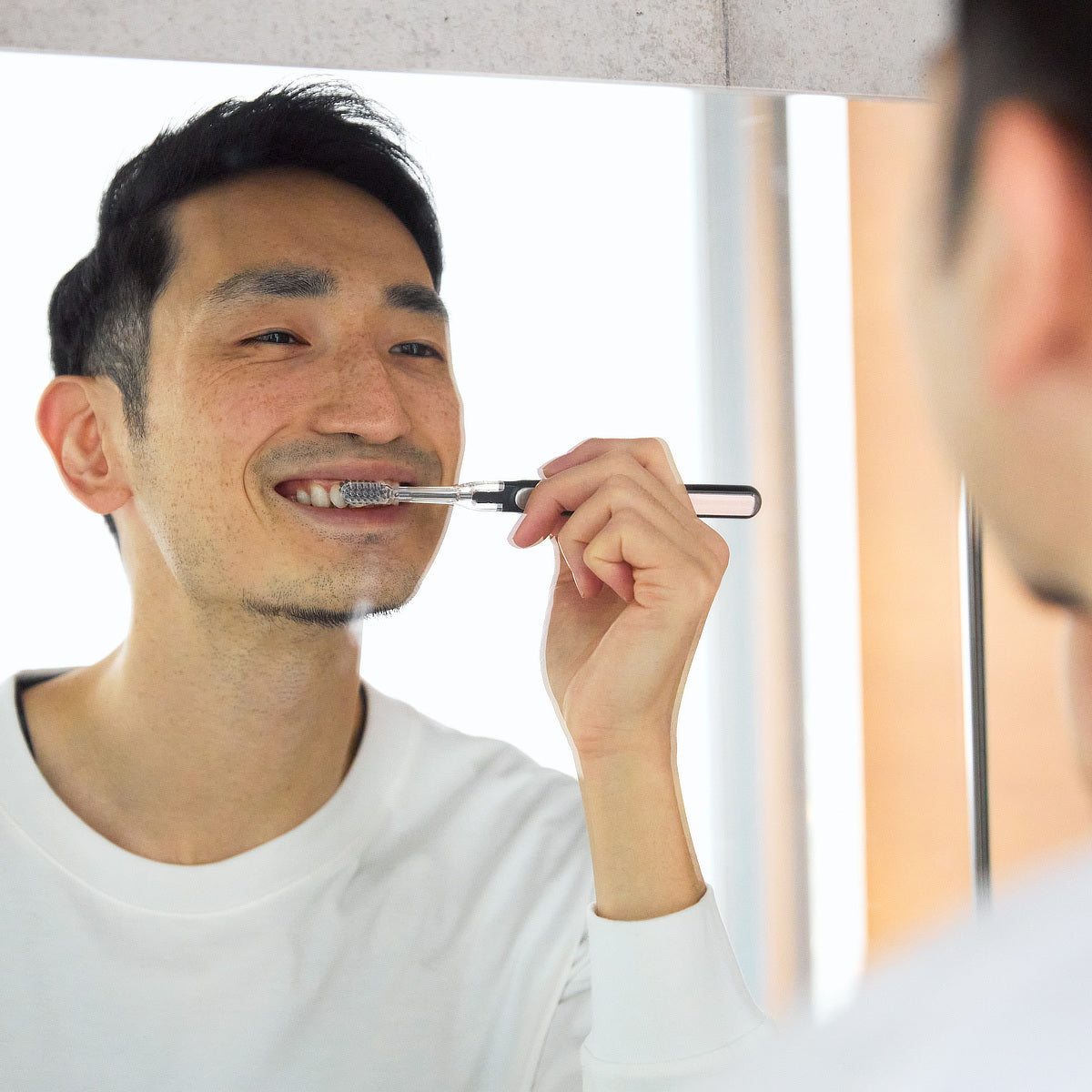 ツルツルの歯は、“光”でつくる