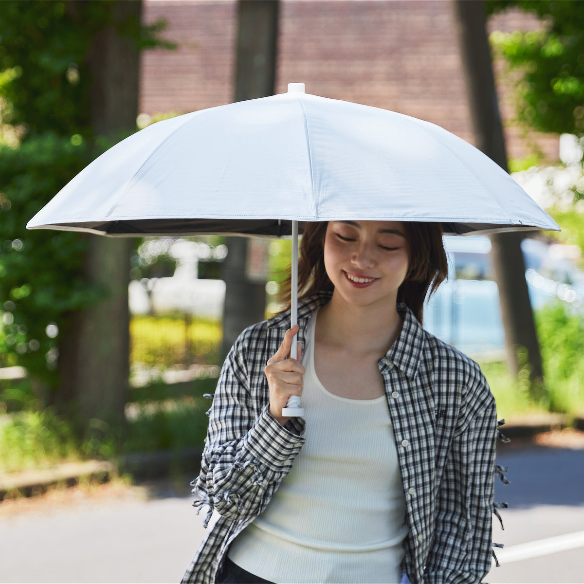 夏は、日陰より“さえぎる陰”