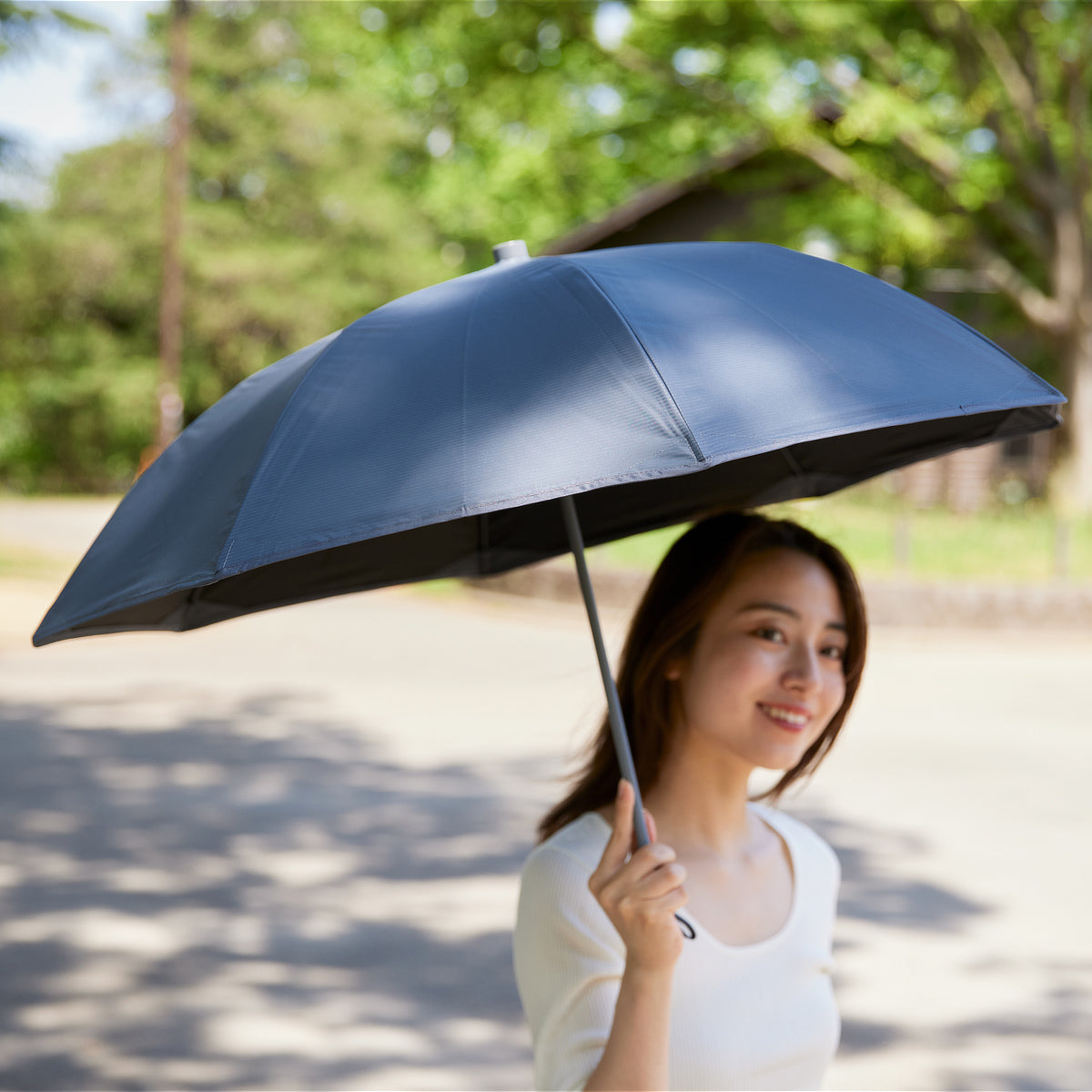 夏は、日陰より“さえぎる陰”