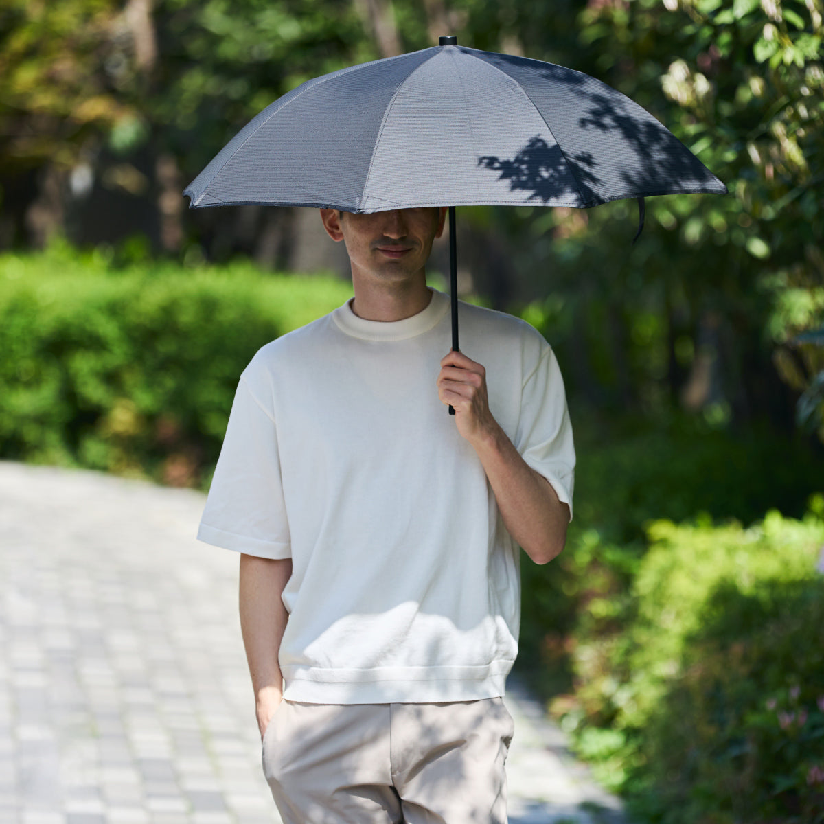 夏は、日陰より“さえぎる陰”