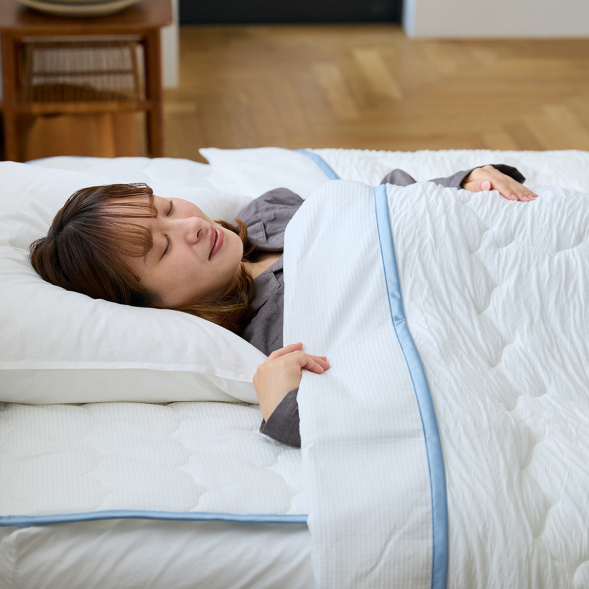 冷たっ！背中からプールに飛び込んだみたい