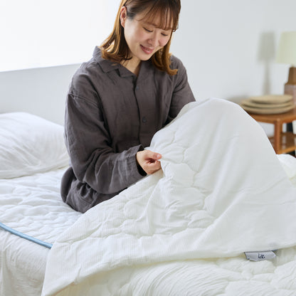 冷たっ！背中からプールに飛び込んだみたい