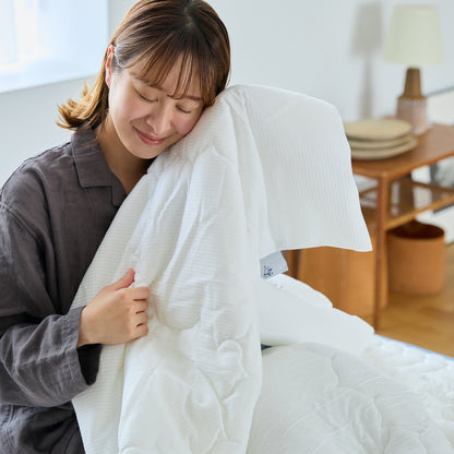 冷たっ！背中からプールに飛び込んだみたい