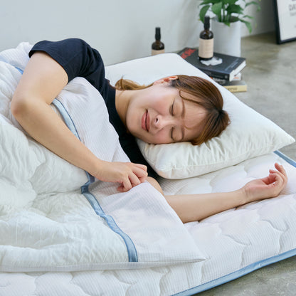 冷たっ！背中からプールに飛び込んだみたい