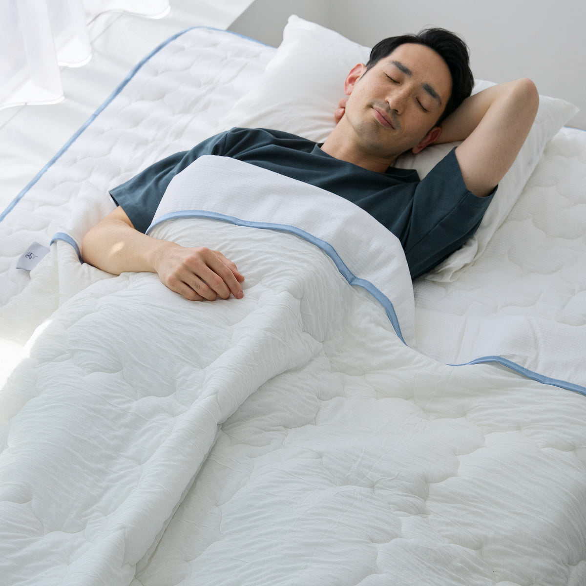 冷たっ！背中からプールに飛び込んだみたい