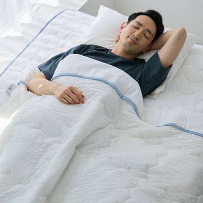 冷たっ！背中からプールに飛び込んだみたい