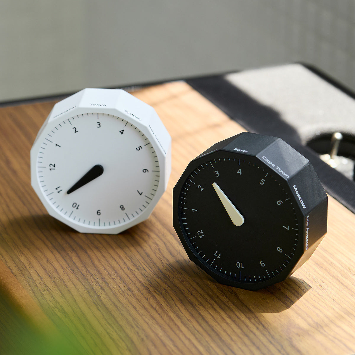 世界の都市の時刻を表示する、12角形の「World Clock」
