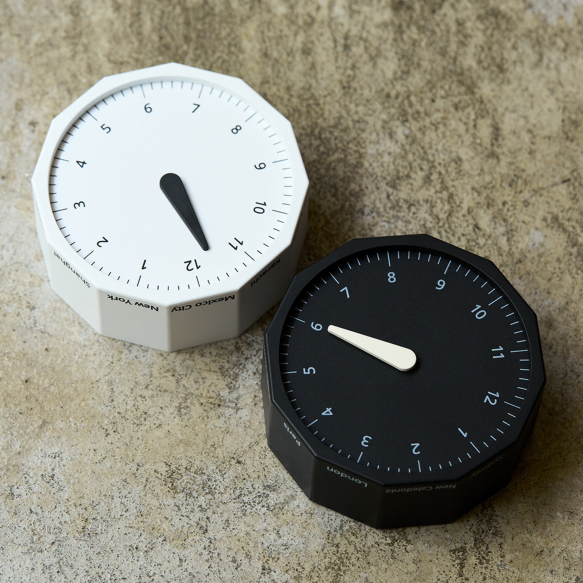 世界の都市の時刻を表示する、12角形の「World Clock」
