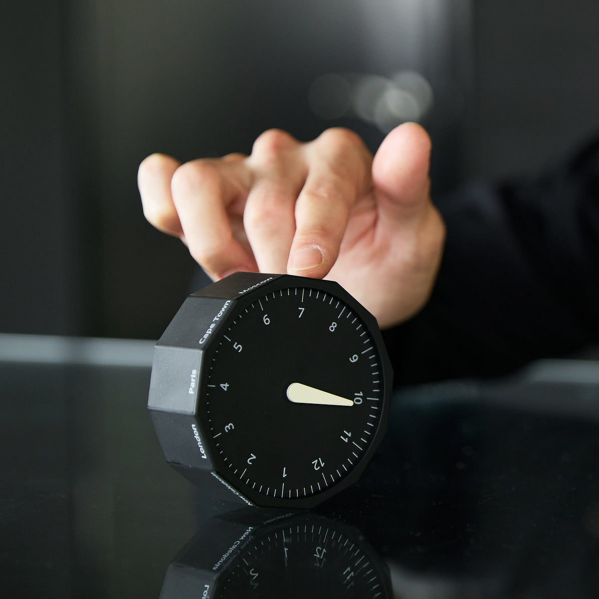 世界の都市の時刻を表示する、12角形の「World Clock」 – MONOCO
