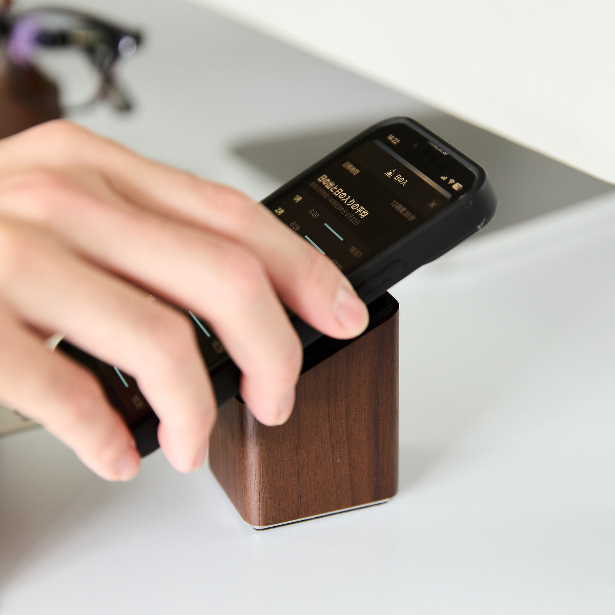 木の温かみに、デスクも心もととのう「スマホ置き」｜M.SCOOP