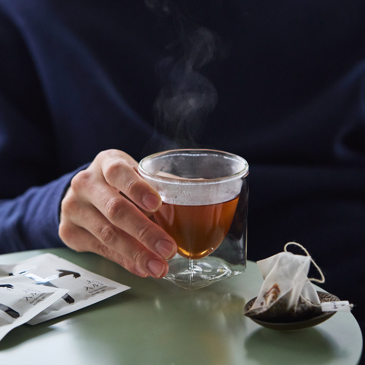 炭火焼き“あられ茶”、香ばしさ突き抜ける