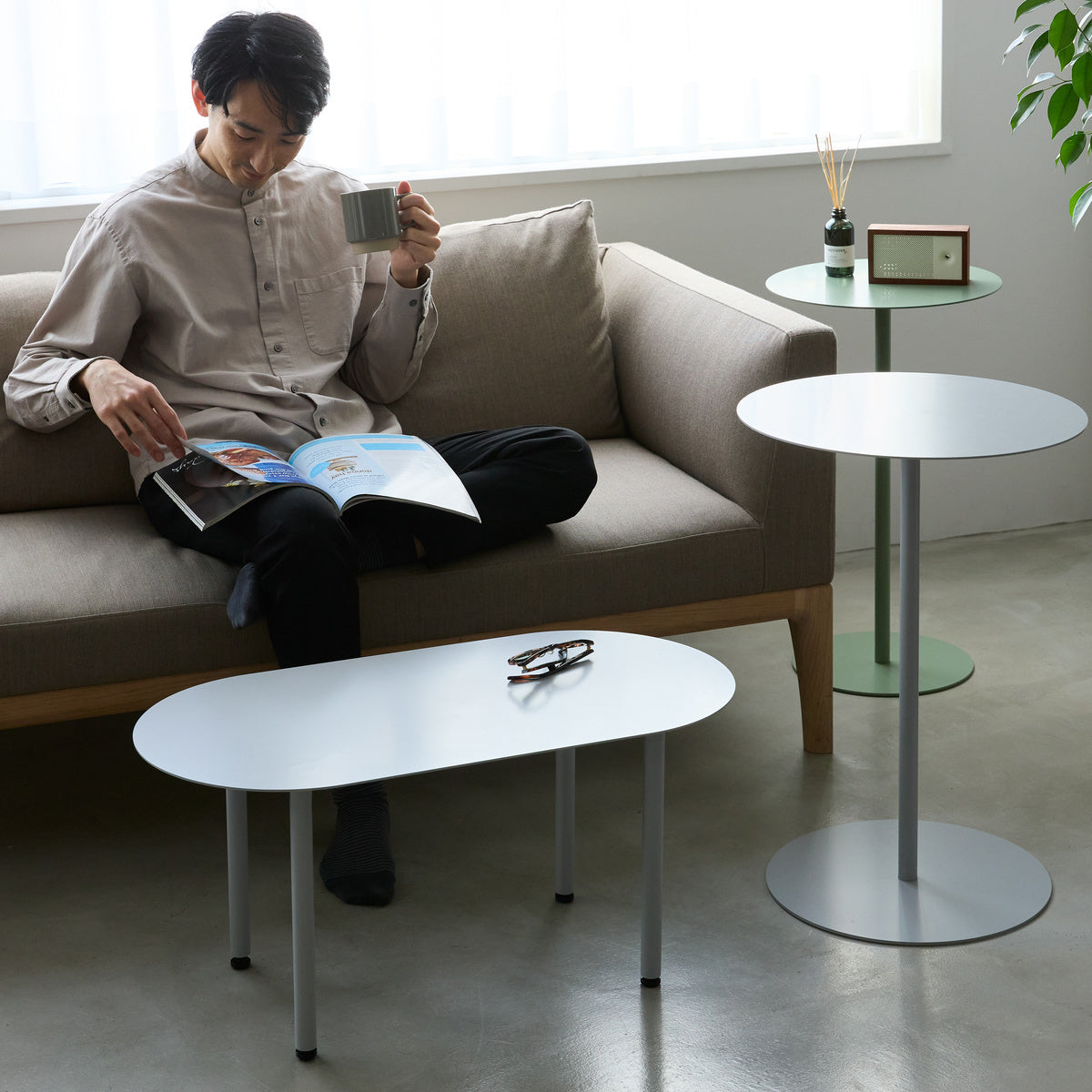サイドテーブル／直径38cm》工具要らずで組立て・解体・収納も。モダン