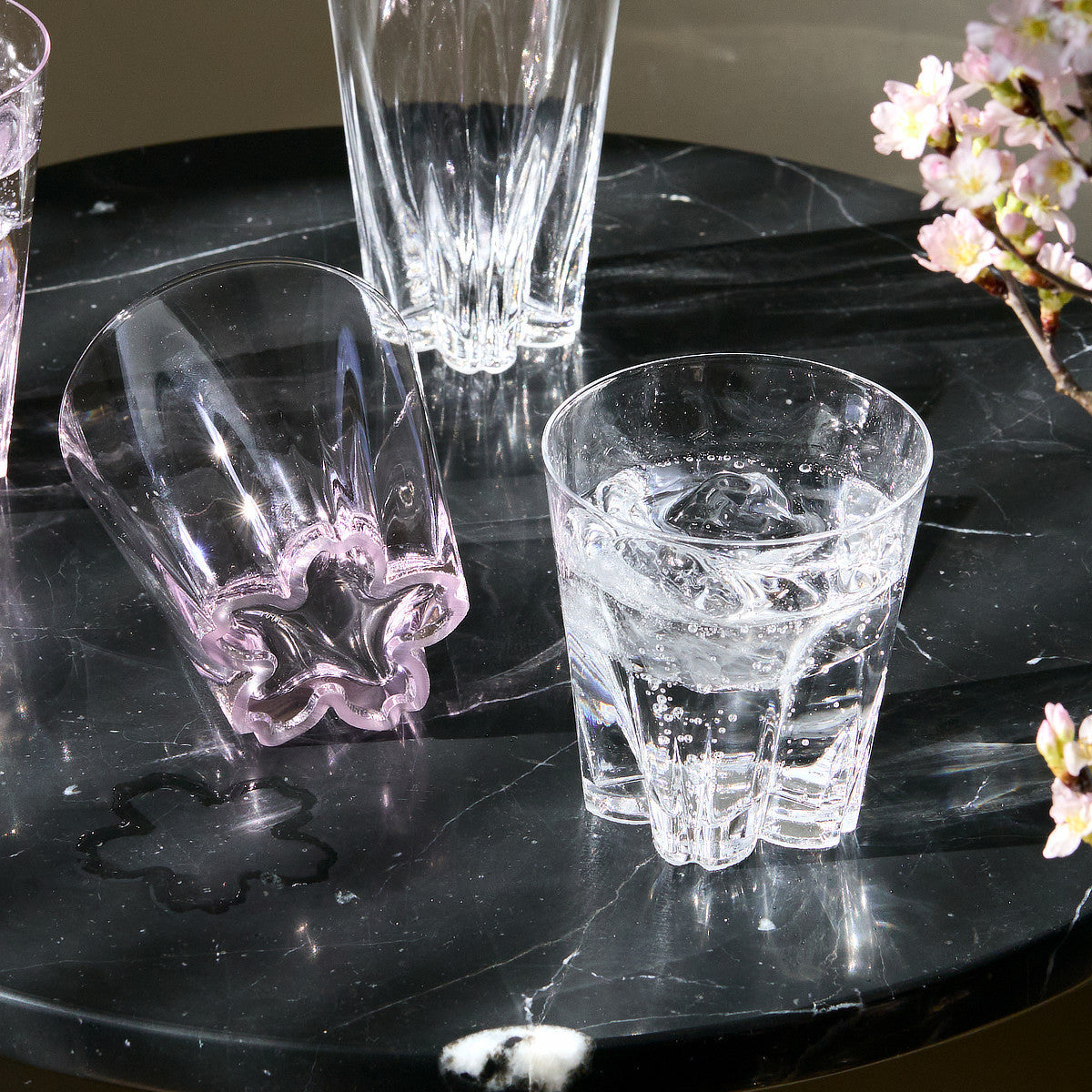 桜型の水滴が残る「ロックグラス」ペアセット 桐箱入り｜Sakurasaku
