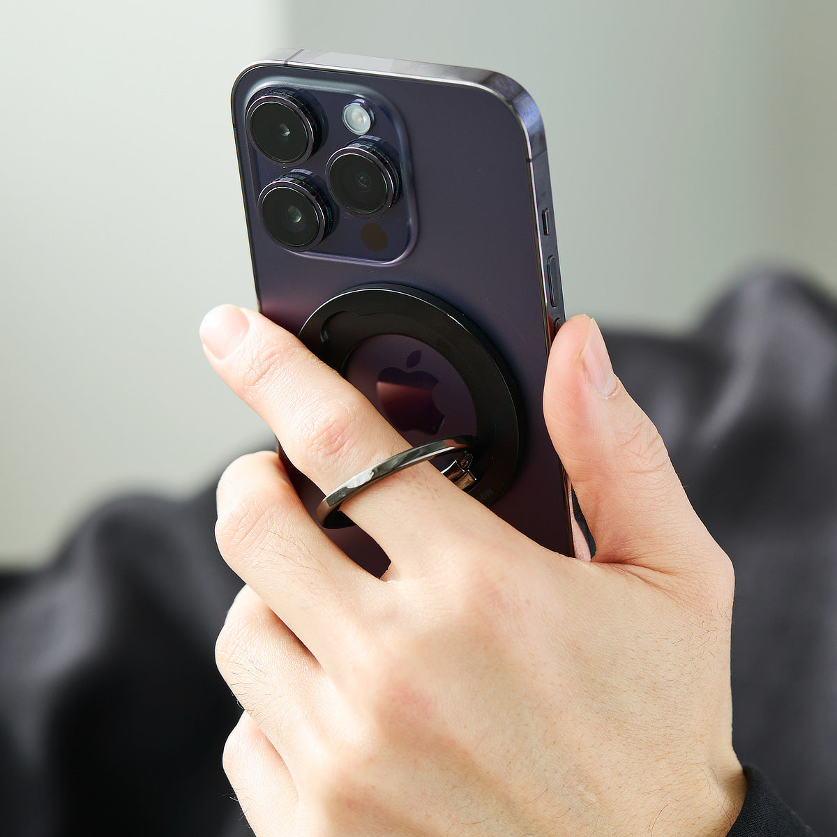 “Apple三種の神器”は、スマホリングで充電！